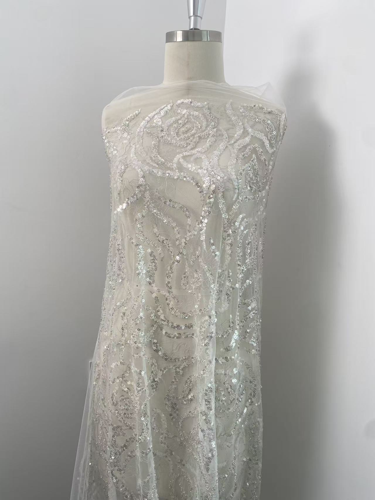 Embroidery Rose - Schwerer Perlen-Spitzenstoff, silberner Pailletten-Tüllstoff, Couture-Rosen-Stickerei-Spitze für